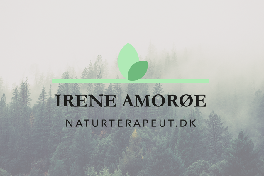 Logo til naturterapeuten Irene Amorøe med en grøn streg og to grønne blade.