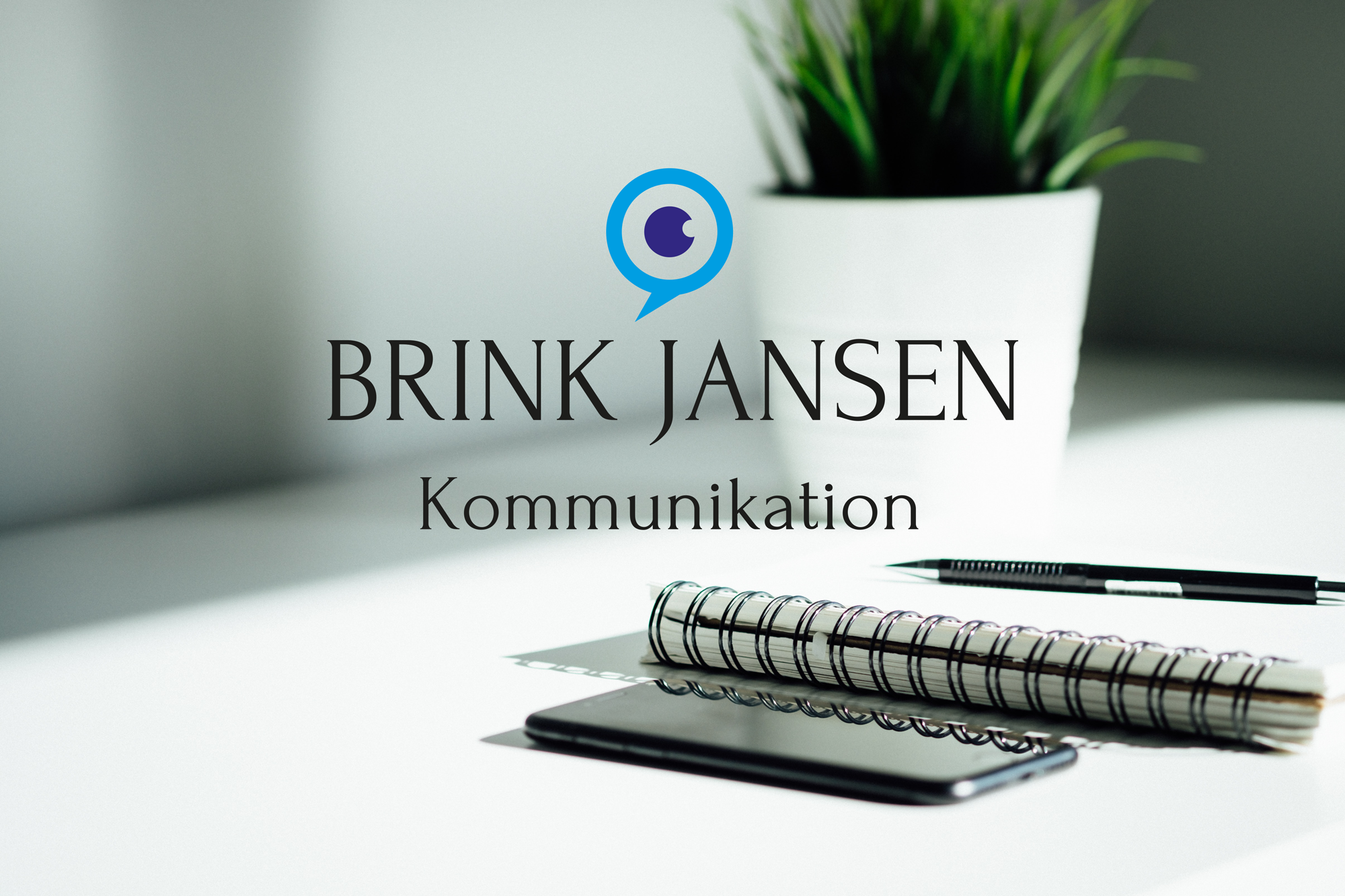 Aiko Graphic_Brink Jansen Kommunikation Logo til Brink Jansen Kommunikation med et mørkeblåt og lyseblåt bomærke af en taleboble og et øje