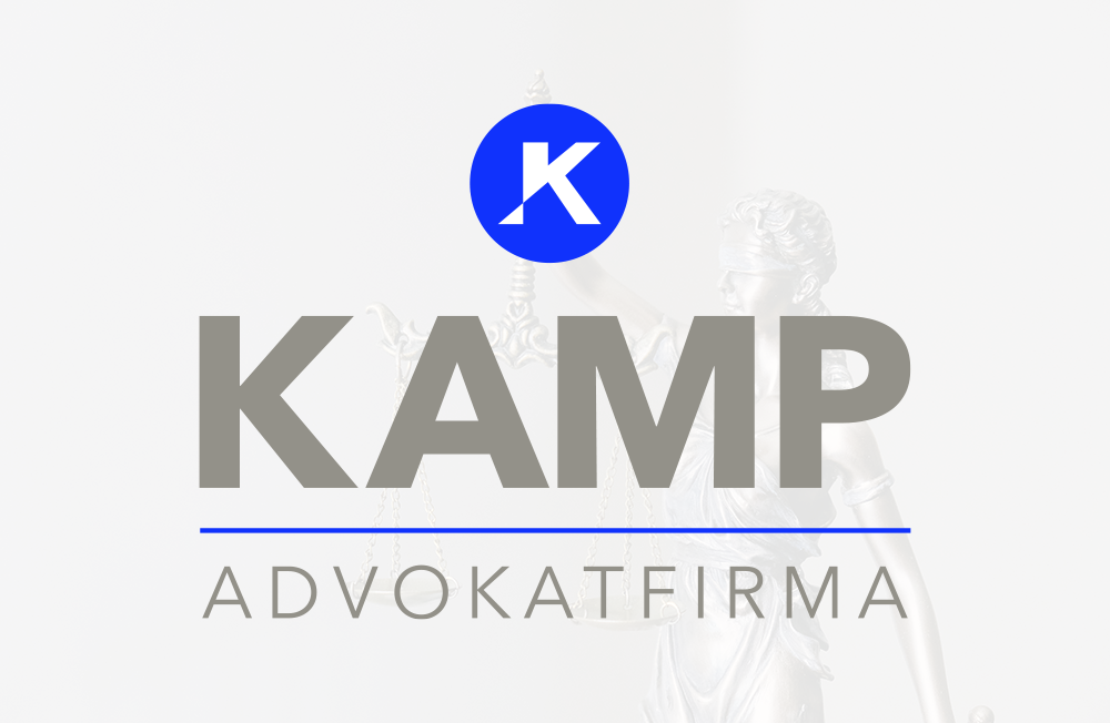 Kamp Advokatfirma logo med et blåt rundt bomærke med med et hjemmelavet K